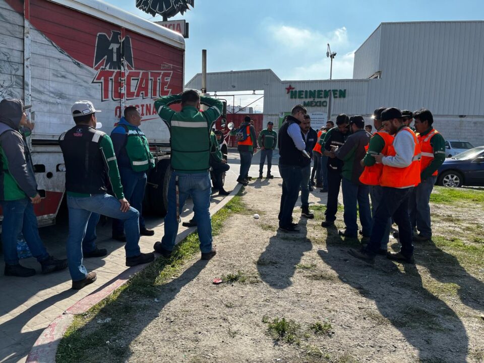 Se manifiestan trabajadores de \"Cervecería Heineken\" en Tijuana por falta de pagos