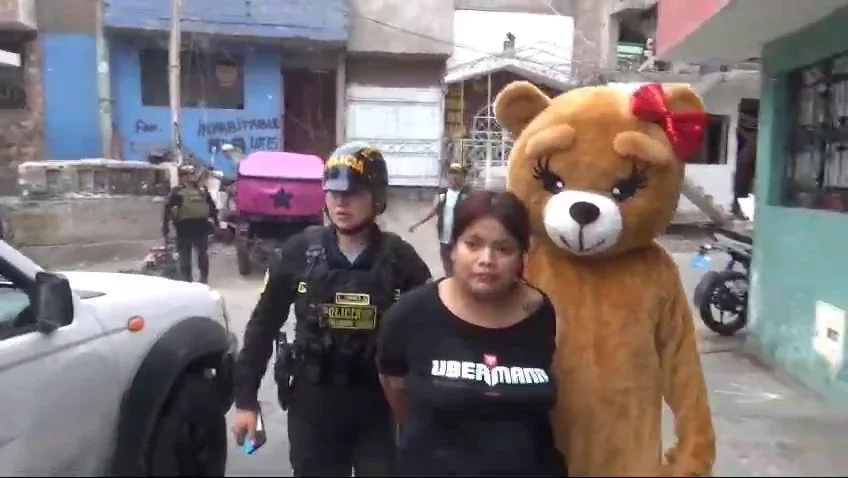 Policía se disfraza de oso para capturar a vendedores de droga