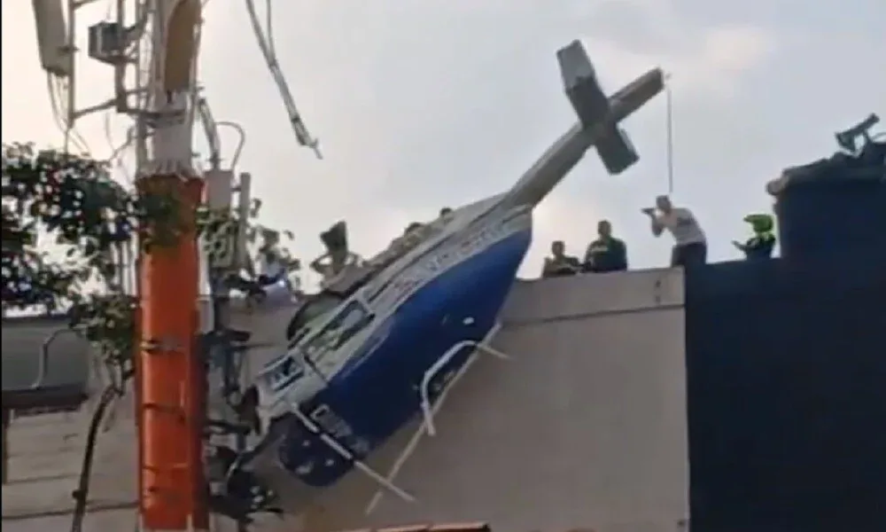 Helicóptero turístico quedó guindando de un edificio tras accidentarse