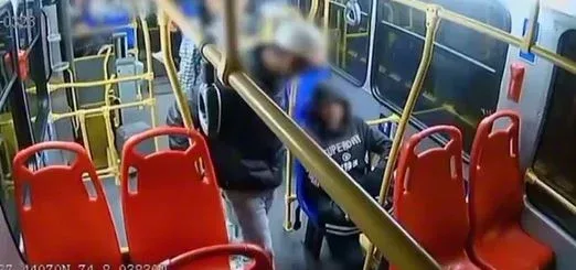 Padres de menores ladrones en buses de transporte público entregaron a sus hijos a la Policía 