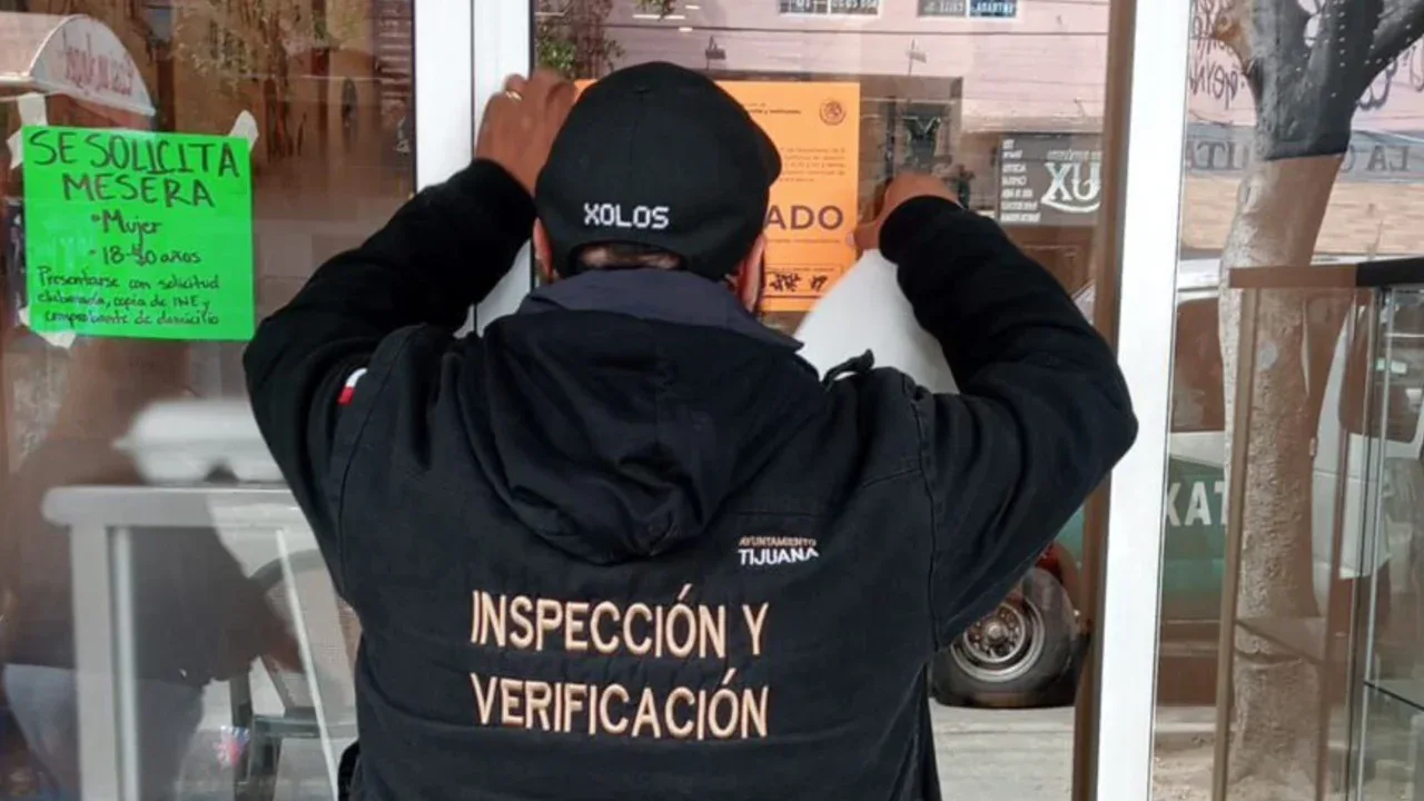 Clausuran restaurante de comida china en Tijuana tras ser captados tirando desechos en alcantarilla