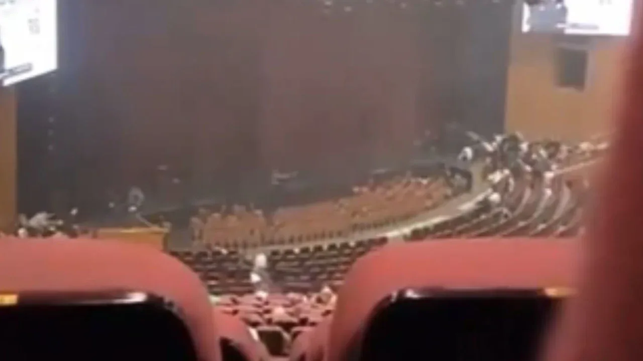 Difunden videos del tiroteo en sala de conciertos de Moscú, reportan al menos 40 muertos