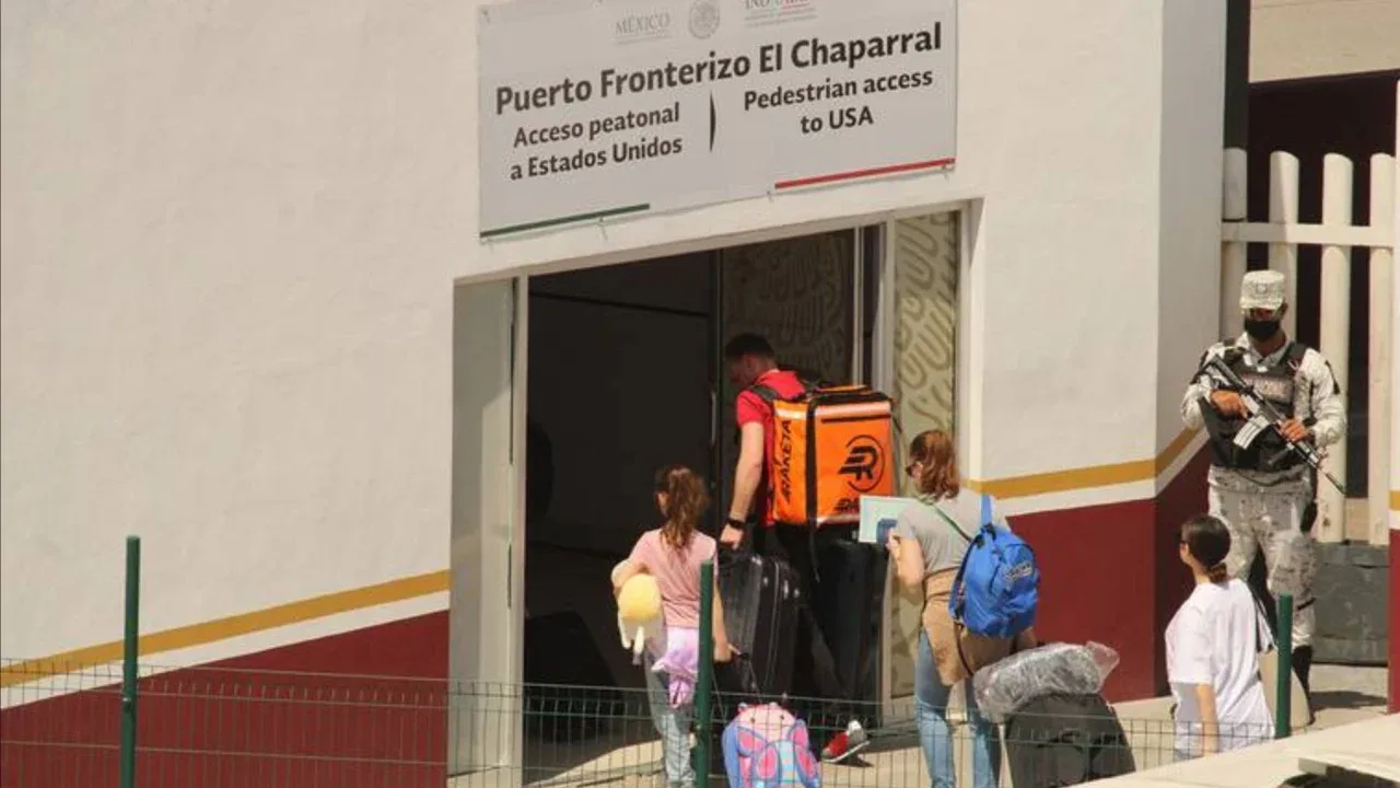 Investigan corrupción en el INM de Baja California; dos agentes migratorios destituidos