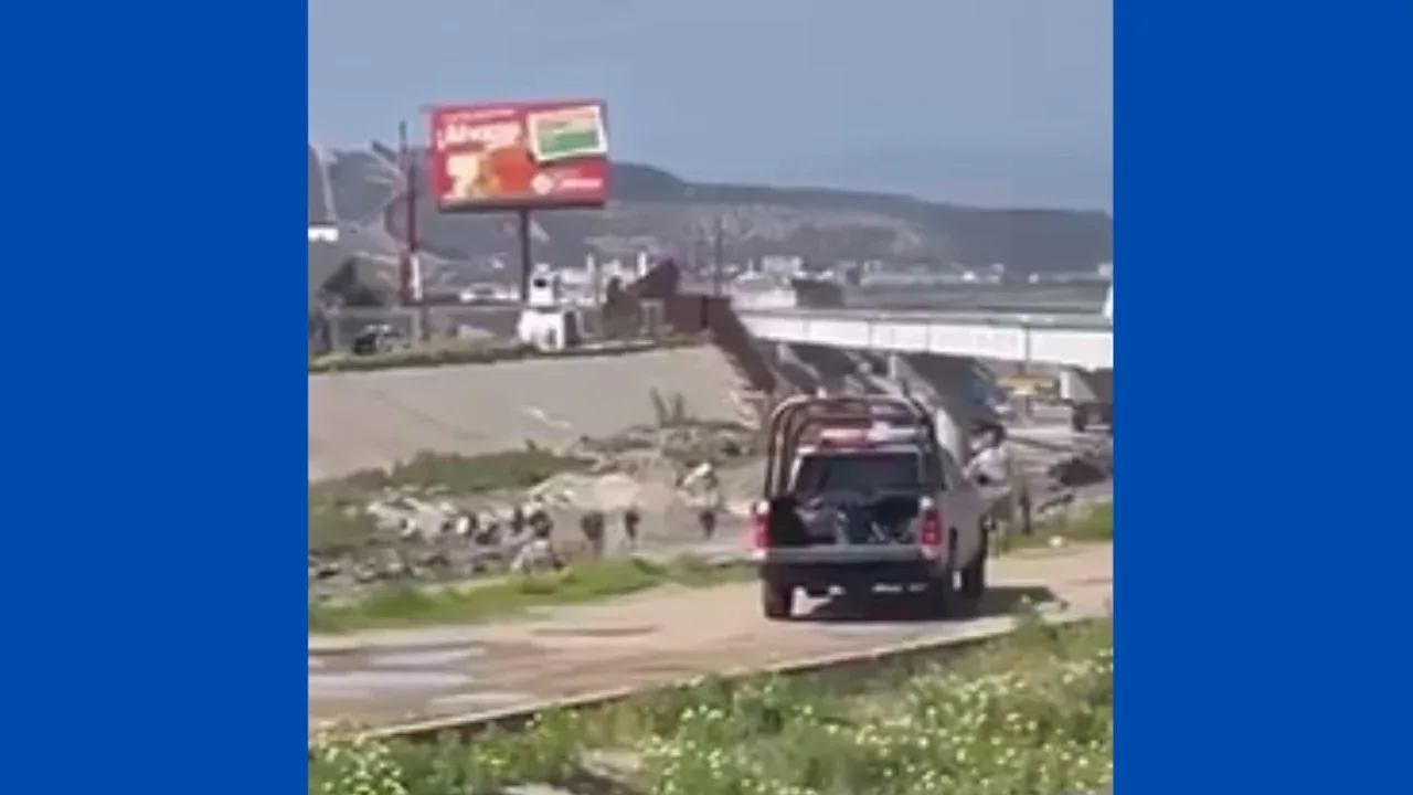 Mientras hacían línea, graban cruce masivo de migrantes en Tijuana