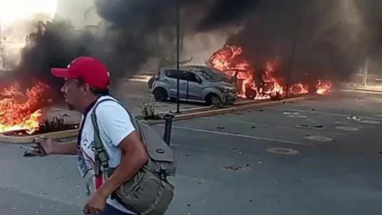 Policía que disparó contra normalista de Ayotzinapa está prófugo; se desatan disturbios en Guerrero