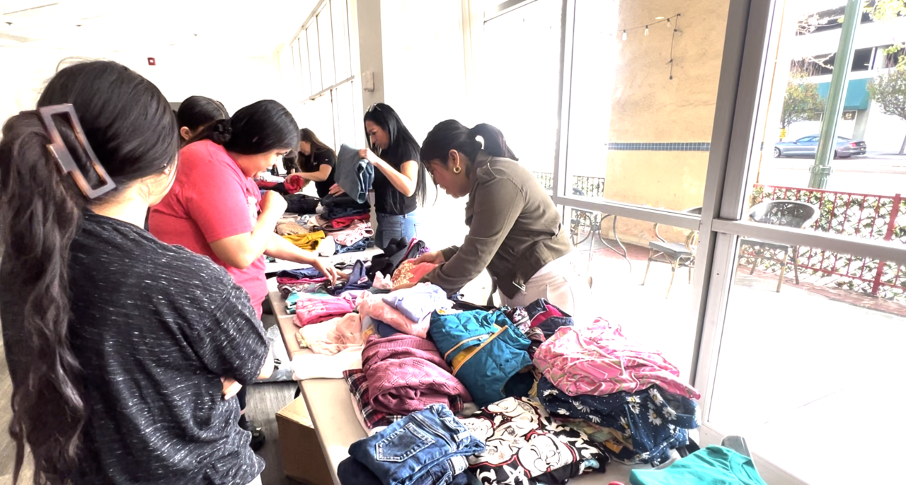 Residentes de National City reciben ropa gratis