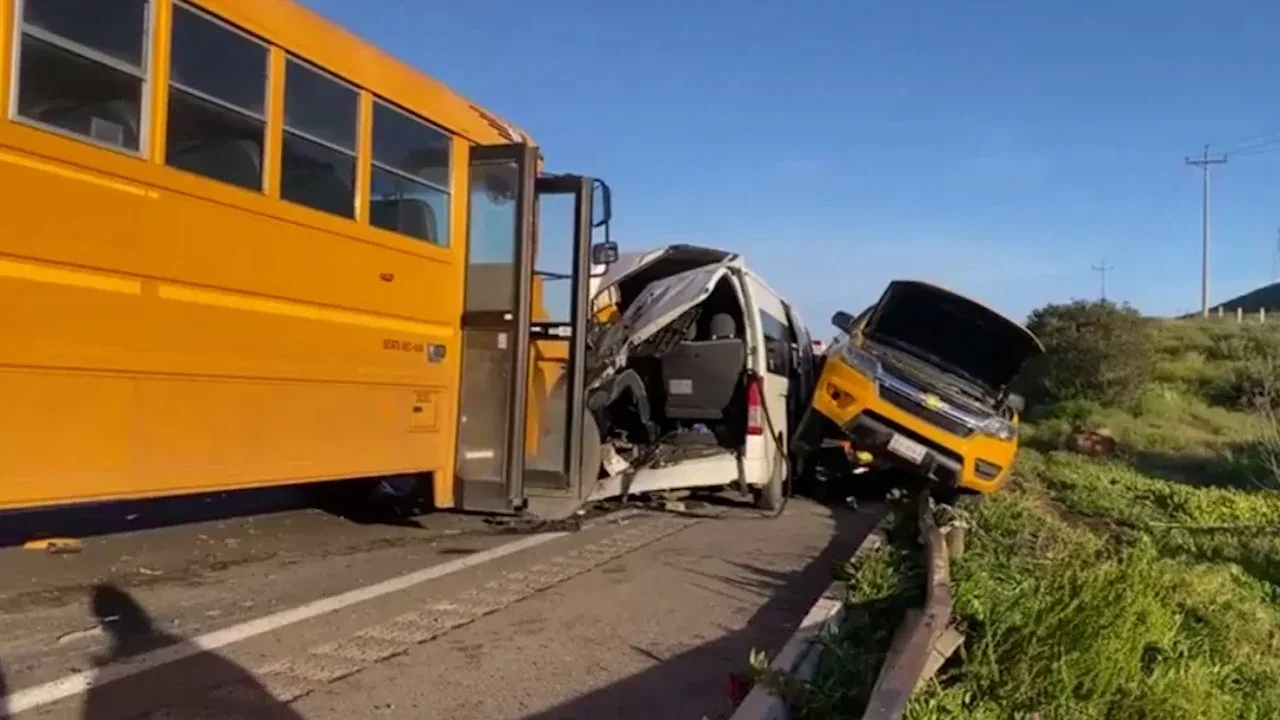 Fuerte accidente en carretera escénica Tijuana-Ensenada deja varios lesionados