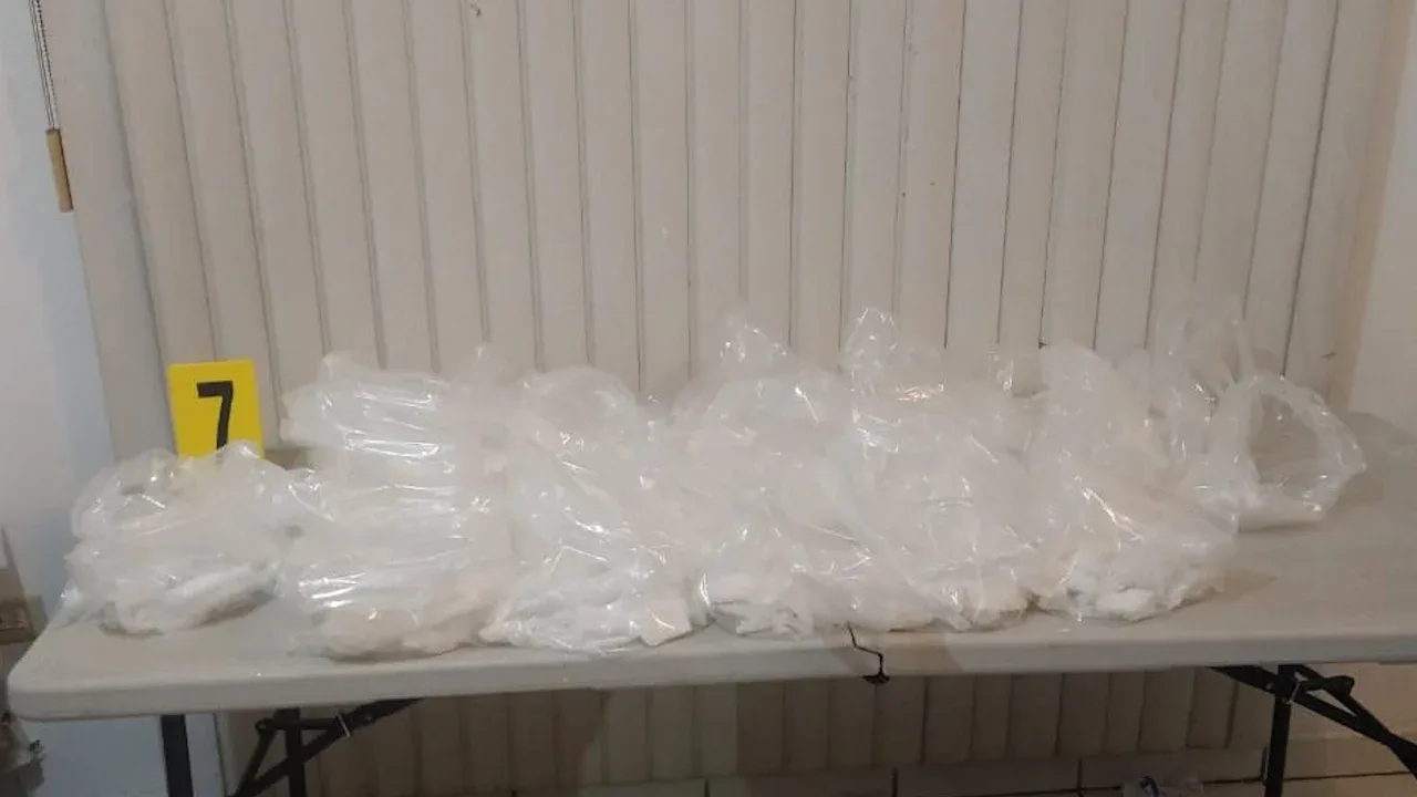 Catean casa en Mexicali y aseguran contenedores de metanfetamina y armas
