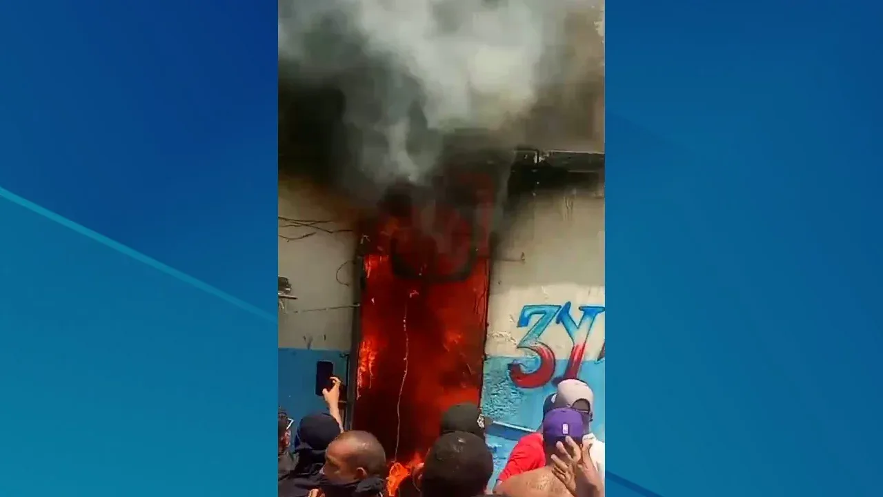 Tres reclusos mueren en voraz incendio en cárcel de República Dominicana