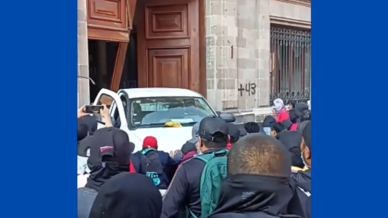 VIDEO: Así derribaron la puerta de Palacio Nacional normalistas de Ayotzinapa