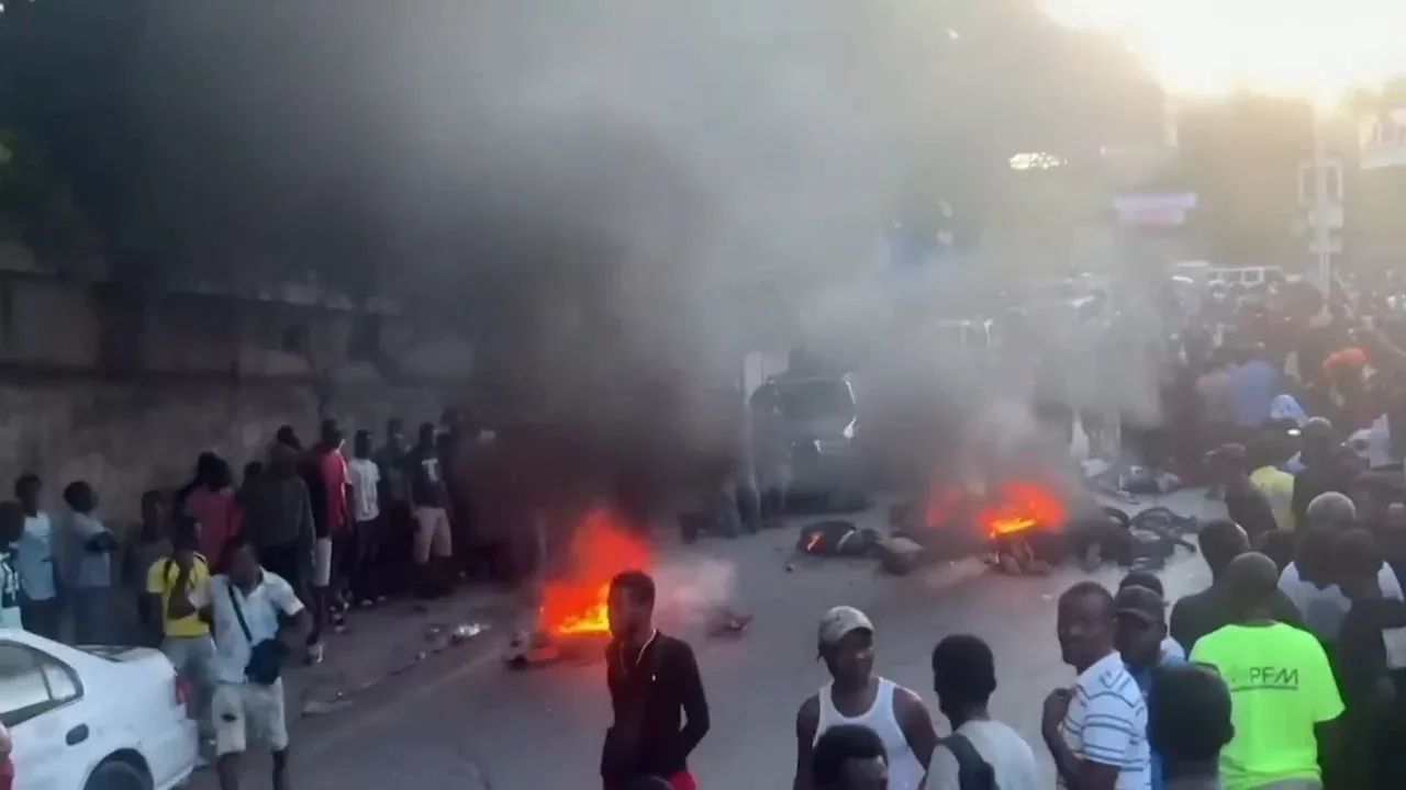 Puerto Principe se convierte en tierra de nadie: Farmacias, clínicas o escuelas están siendo atacadas e incendiadas