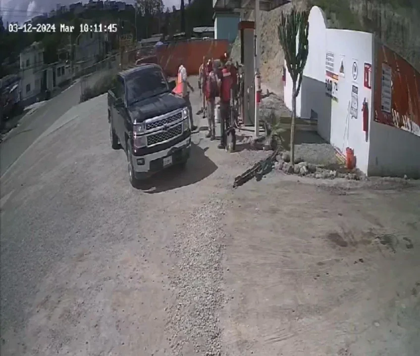 Asaltan tres comercios simultáneamente en Tijuana, los responsables viajaban en una camioneta negra