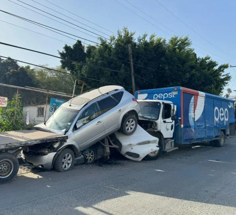 Camión de compañía refresquera provoca carambola en Av Paseo Reforma de Tijuana