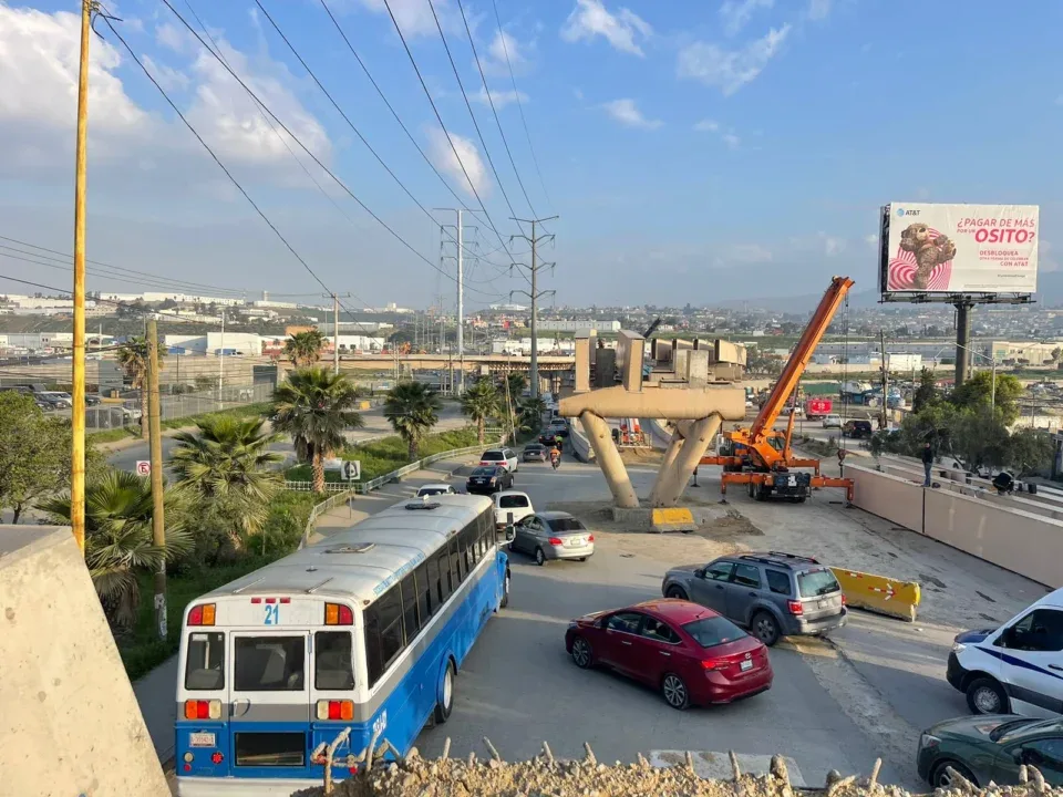 Hasta una hora detenidos en el tráfico tras obras del Nodo Alamar en Tijuana