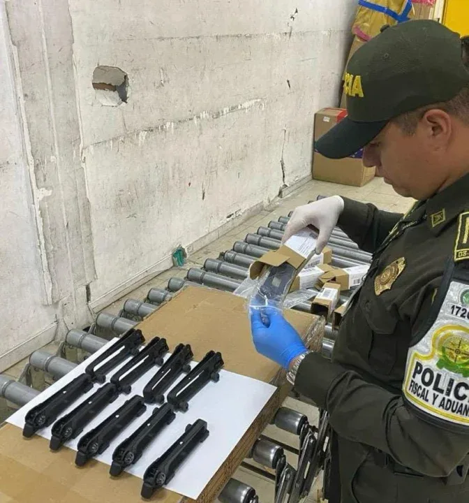 Partes de armas encontradas entre juguetes y prendas de vestir, iban a ser ingresadas por el Aeropuerto El Dorado  