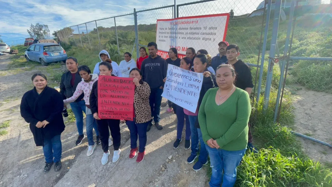 Se manifiestan y toman \"Telesecundaria 118\" por falta de personal de intendencia