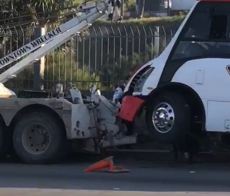 Transporte de personal choca en la Vía Rápida dejando varias personas lesionadas