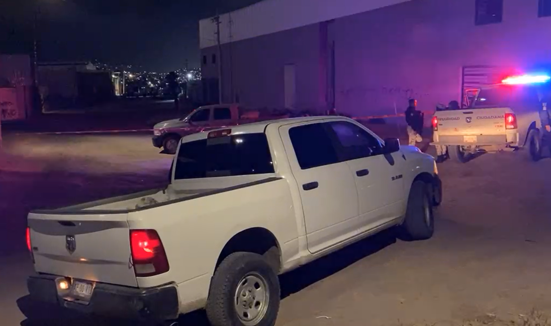 Dejan 5 cuerpos envueltos en plástico dentro de una camioneta en Tijuana