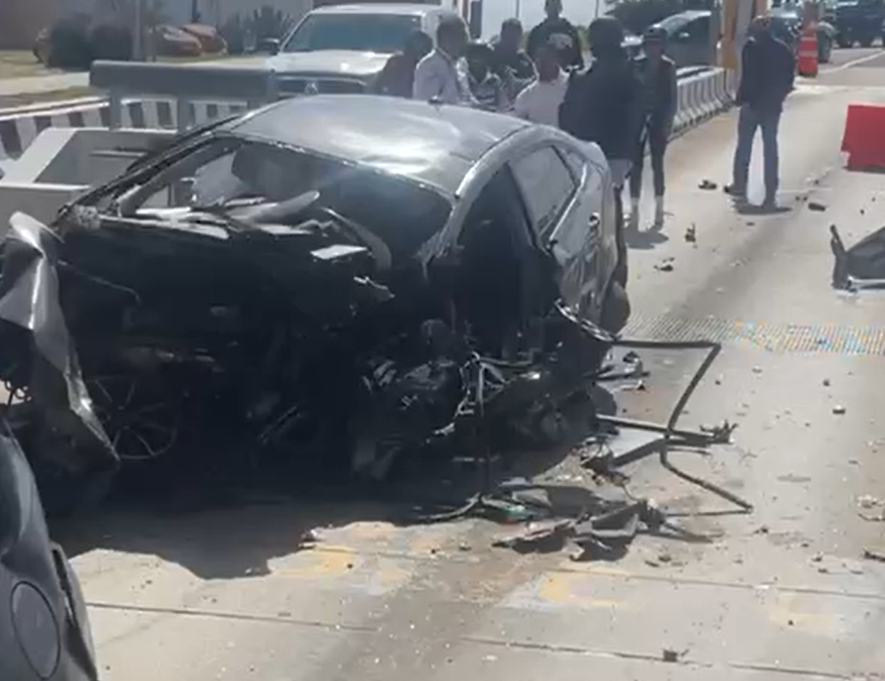 Dan a conocer video del accidente automovilístico en la caseta de cobro de Ensenada