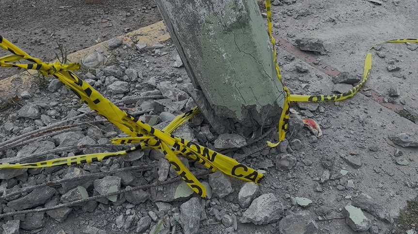 Accidente automovilístico en Playas de Tijuana deja un poste a punto de caer, residentes piden ayuda