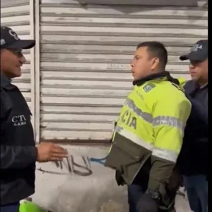 Dos policías capturados cuando extorsionaban a un ciudadano a quien le exigían 10 millones de pesos 
