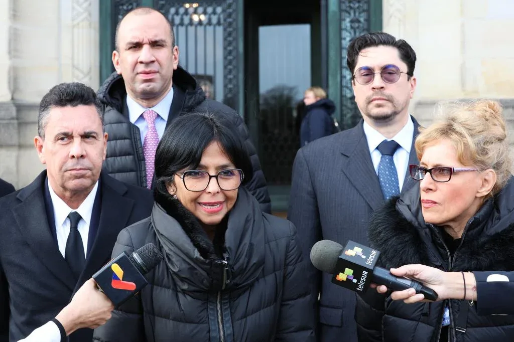 Abucheada Delcy Rodríguez por venezolanos al salir de la sede de la Haya