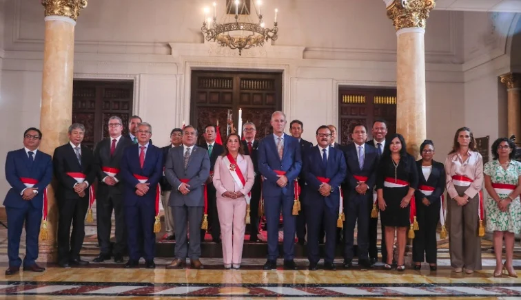 Presidenta Boluarte renueva gabinete ministerial en crisis por Rolex