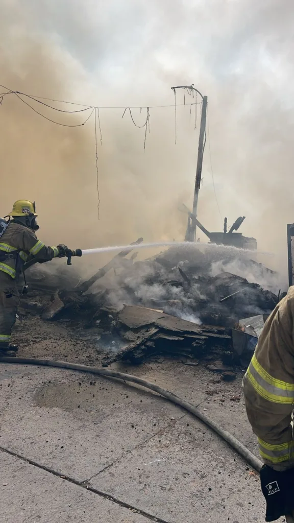 🚨Incendio en Tijuana deja un muerto tras arrasar con tres viviendas