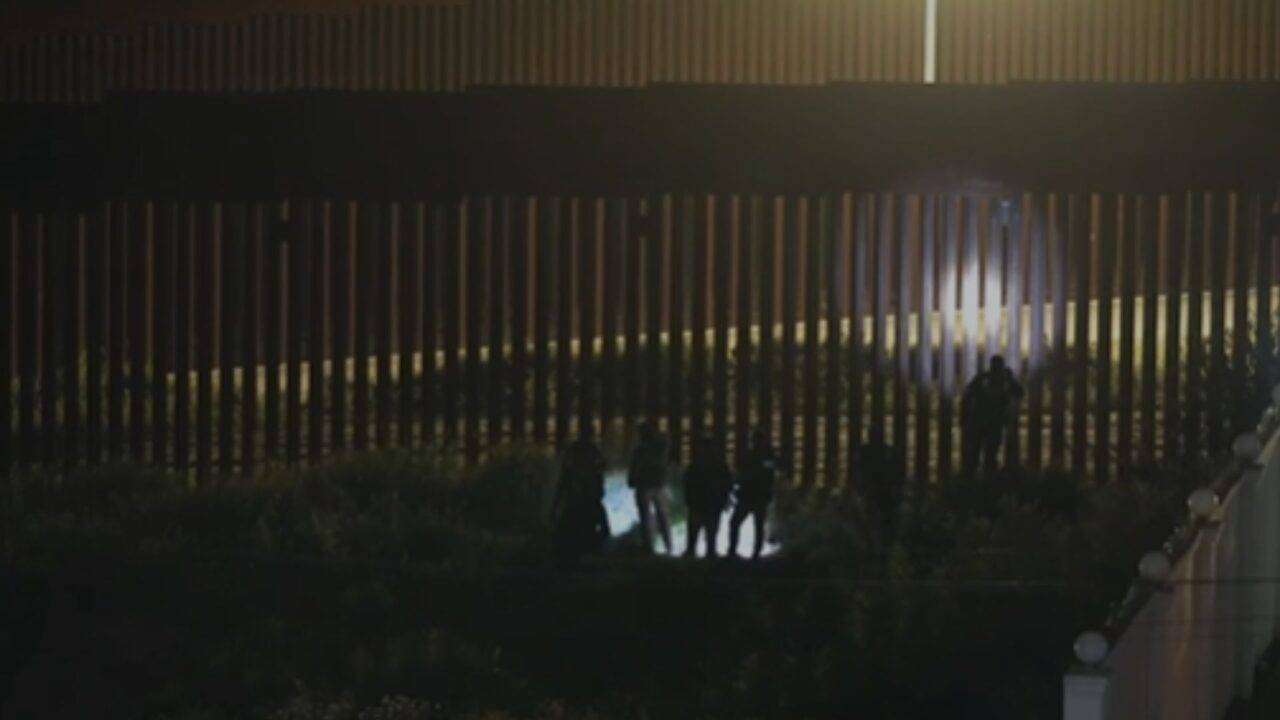 Migrantes caen del muro fronterizo en Tijuana; quedaron con lesiones en territorio de EE.UU.
