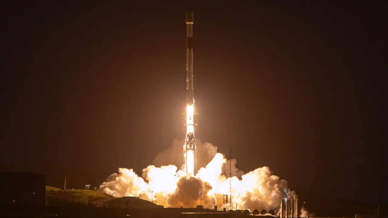 Qué lleva al espacio el cohete Falcon 9 de SpaceX lanzado desde CA