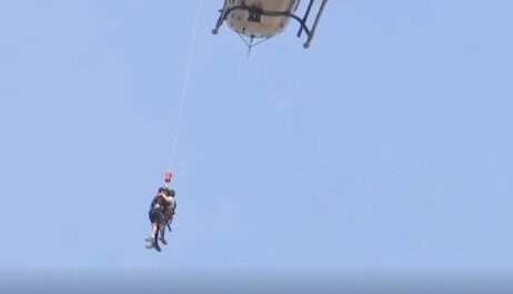 Impresionante rescate aéreo de la policía en incendio