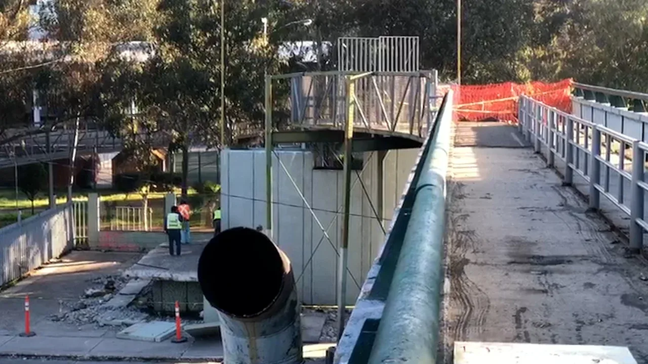 Cierran sin aviso puente peatonal en la vía rápida de Tijuana, ciudadanos arriesgan su vida por cruzar la calle 