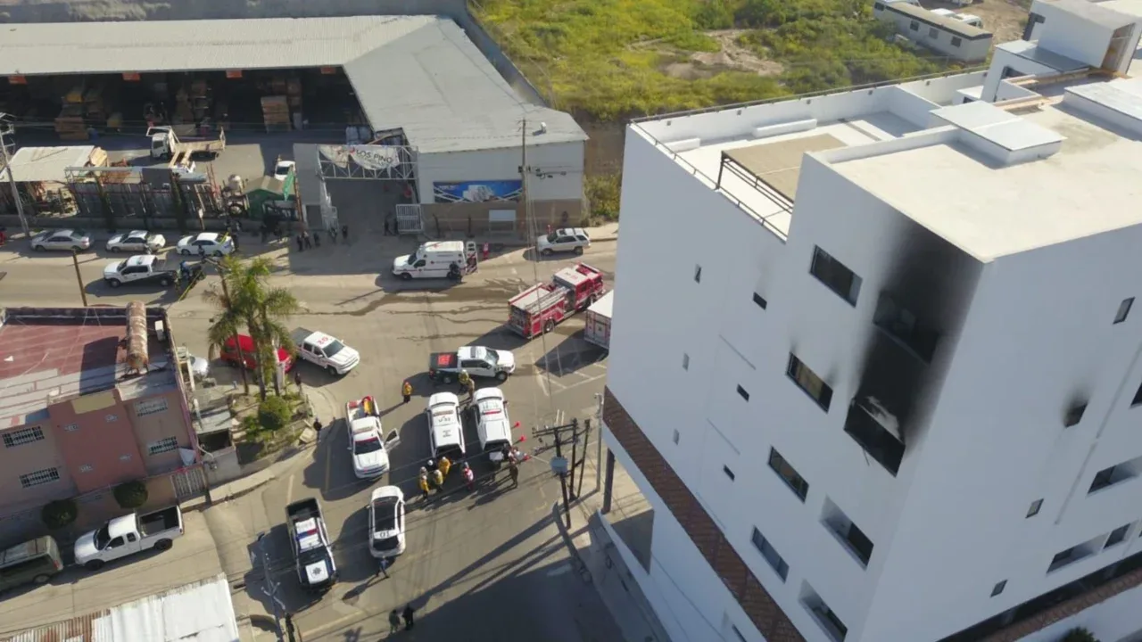 VIDEO: Explosión en edificio departamental de Tijuana deja varios heridos, incluyendo rescatistas