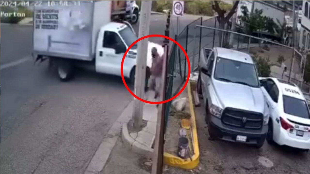 VIDEO: ¡De milagro! Hombre se escapa de ser atropellado en Tijuana