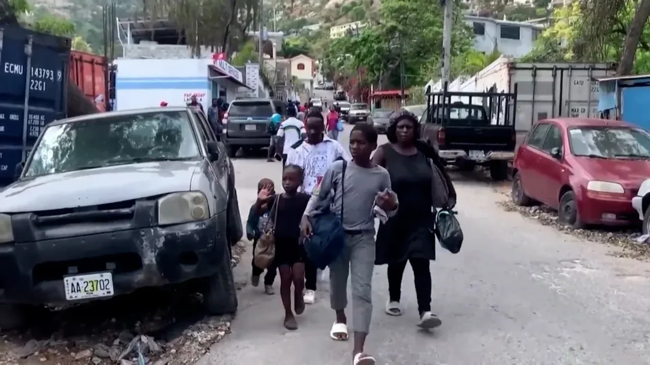 Haitianos huyen del hambre y la violencia