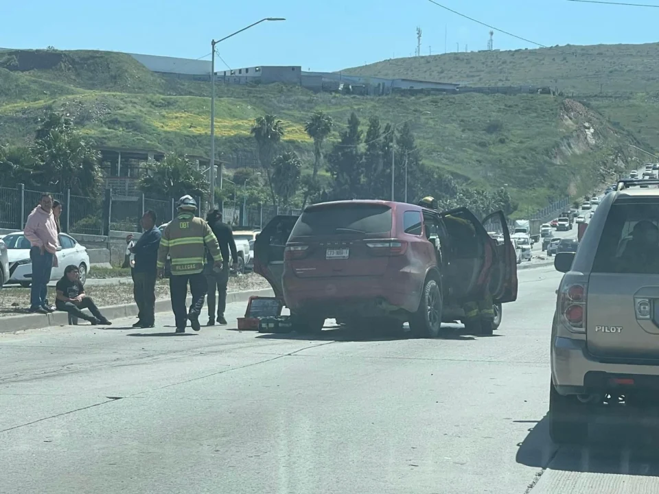 Fuerte accidente en la vía rápida de Tijuana deja varios lesionados