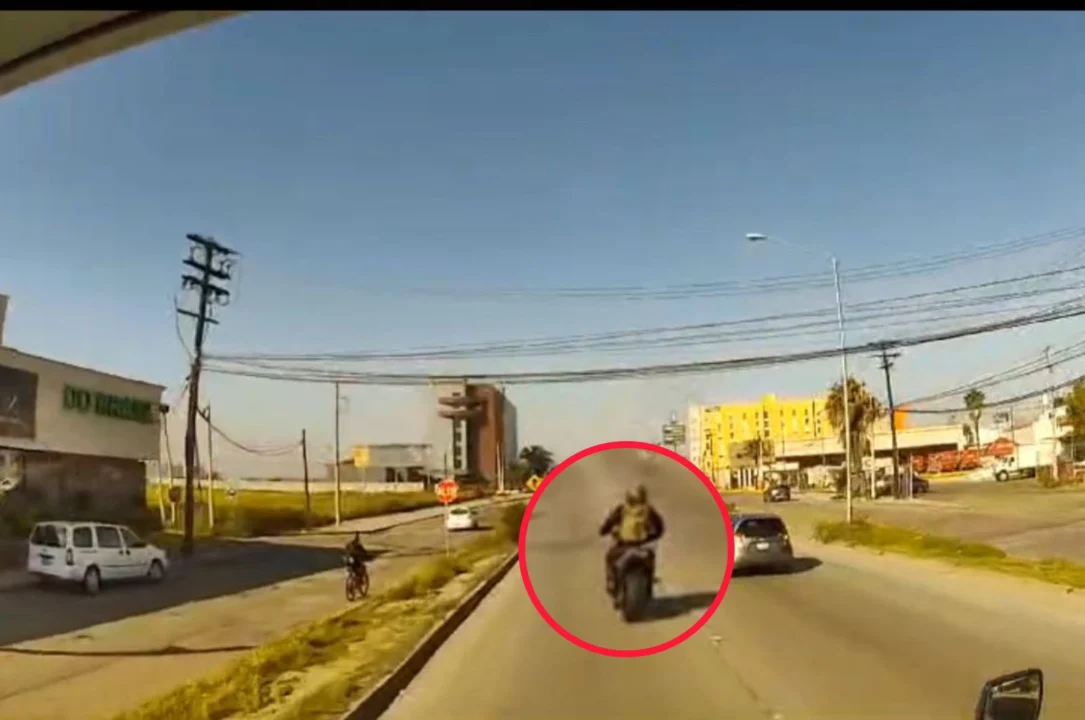 Motociclista sufre fuerte accidente en el bulevar Lázaro Cárdenas de Tijuana