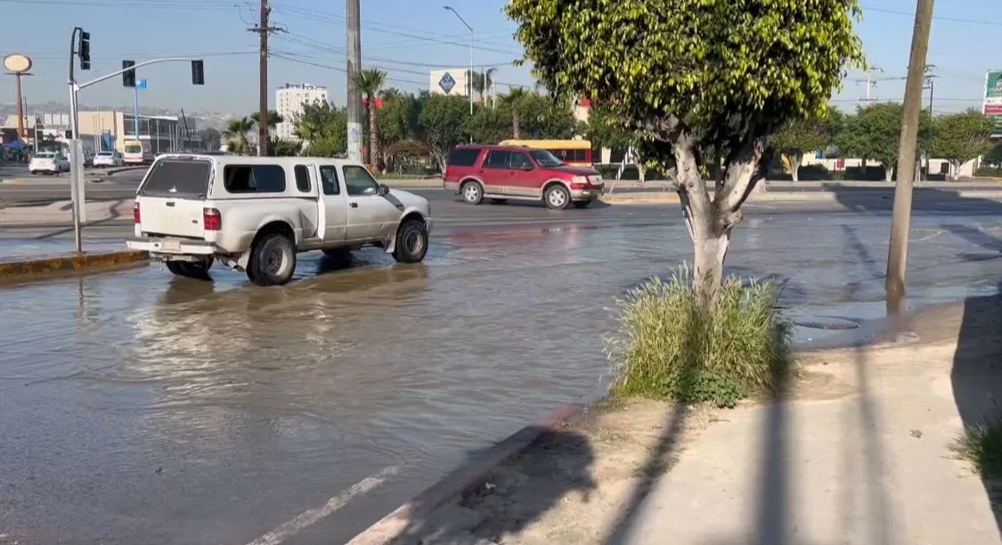 Fuga de aguas negras provoca accidentes en el Bulevar Insurgentes de Tijuana