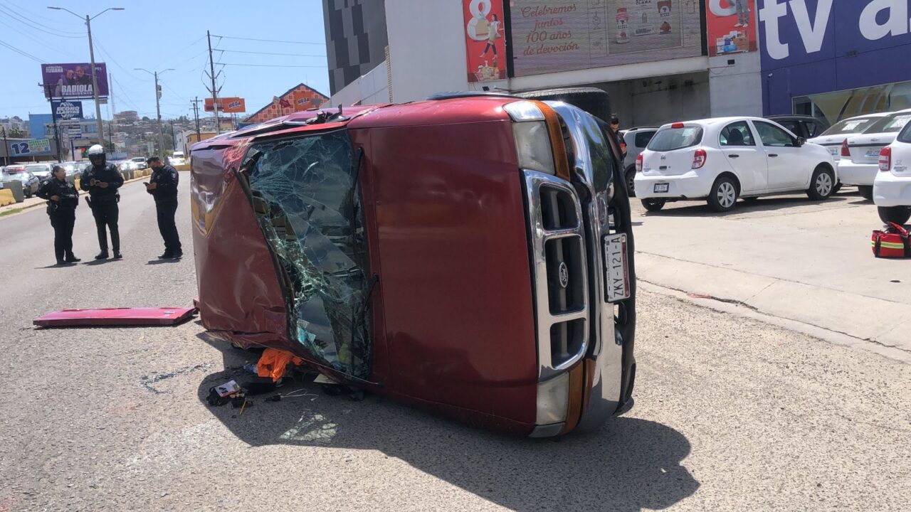 Por no obedecer señalamientos de tránsito camioneta se voltea en la zona Río de Tijuana
