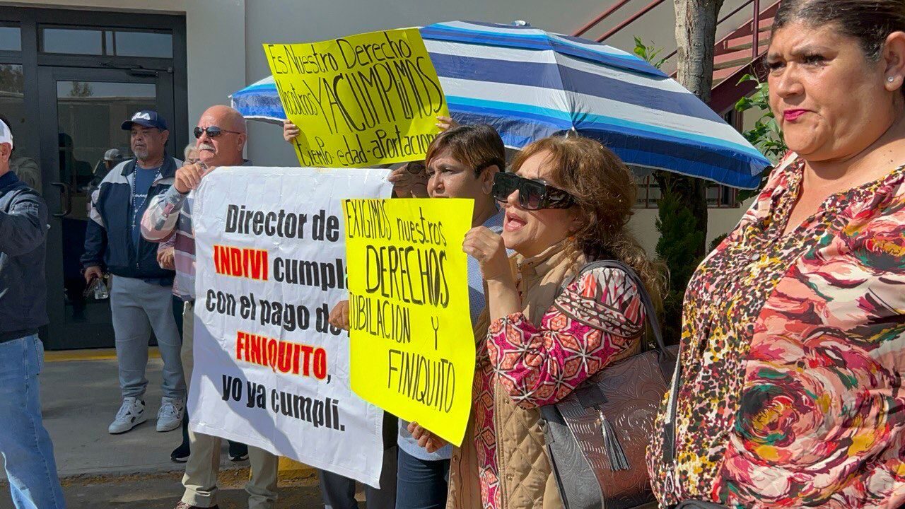 Se manifiestan trabajadores del INDIVI por falta de pago y jubilaciones