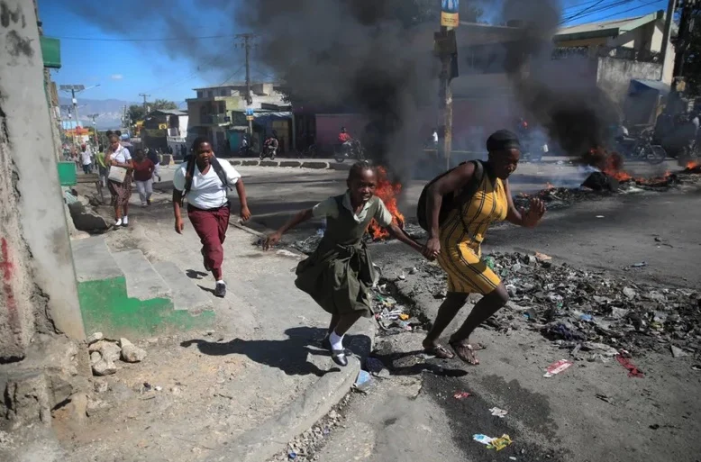 Llegaron los Kenianos a Haití: Primer ministro haitiano pide a pandillas depongan armas