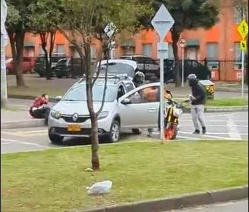 Increíble robo a plena luz del día a integrantes de un vehículo particular en Mosquera 