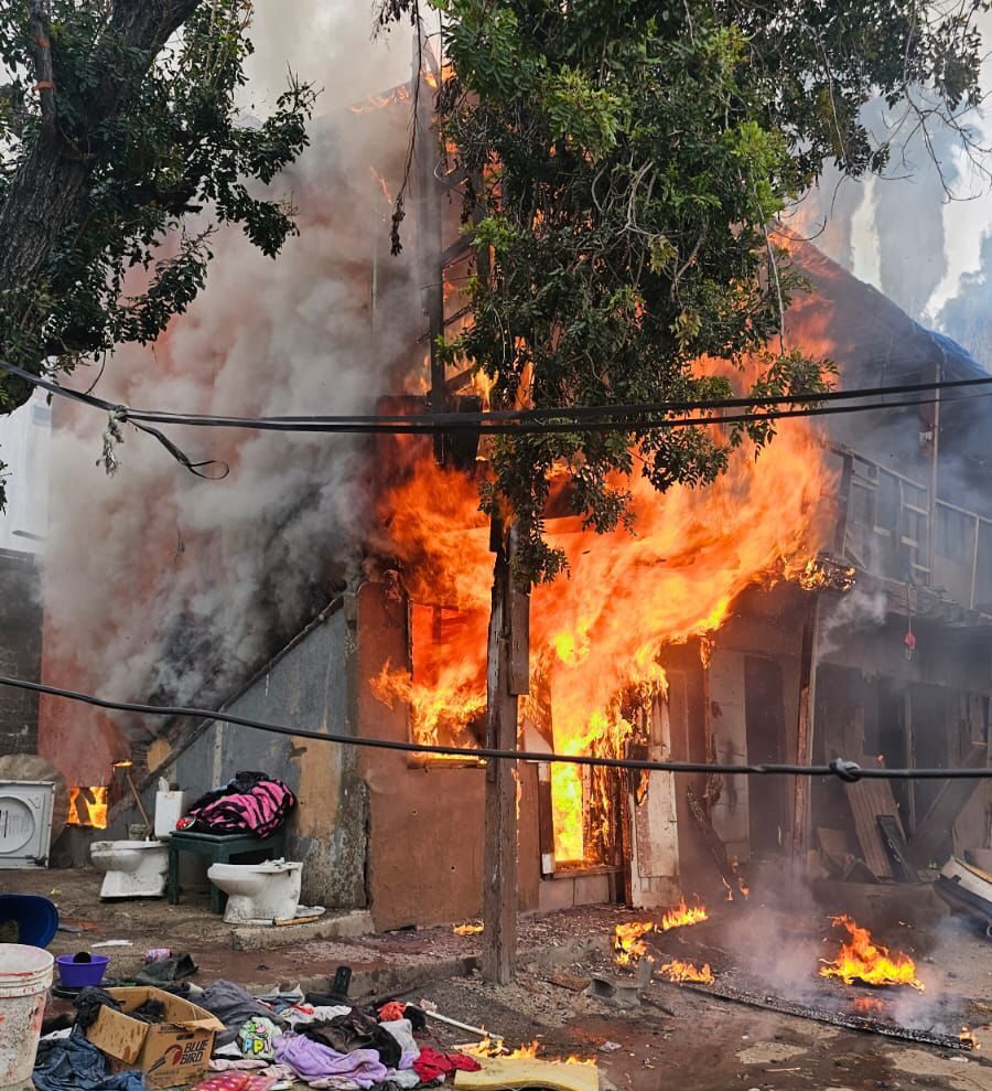 Se incendian departamentos en la zona centro de Tijuana, la estructura colapsó