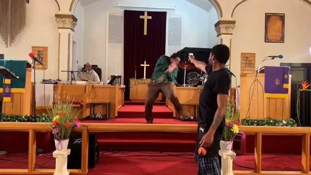 Apuntan con una pistola a pastor en pleno sermón, el intento de asesinato fue captado en video
