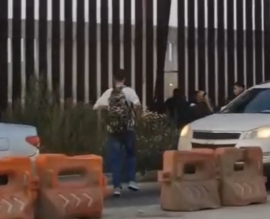 Rompen muro fronterizo y cruzan a Estados Unidos más de 100 migrantes en Tijuana
