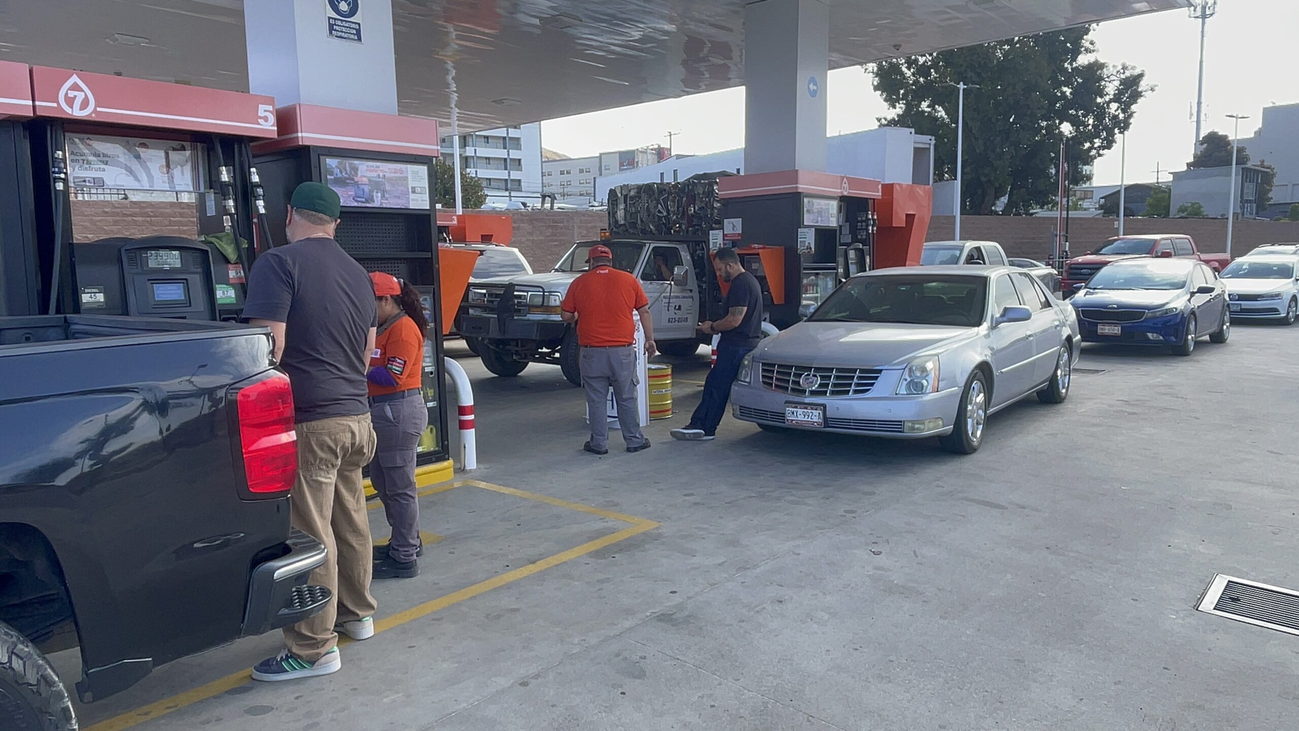 Crisis por desabasto de gasolina en Tijuana por toma de instalaciones de Pemex en Rosarito