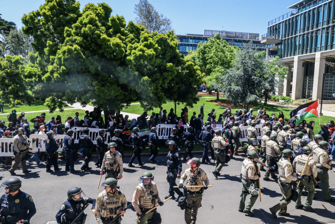 Policía desmantela el campamento Pro-Gaza en UC San Diego, hay 64 arrestos