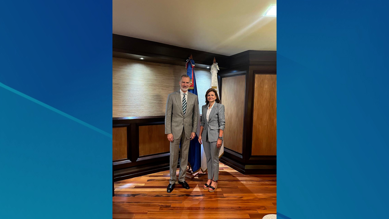 Vicepresidenta dominicana recibe al rey Felipe VI durante escala en RD