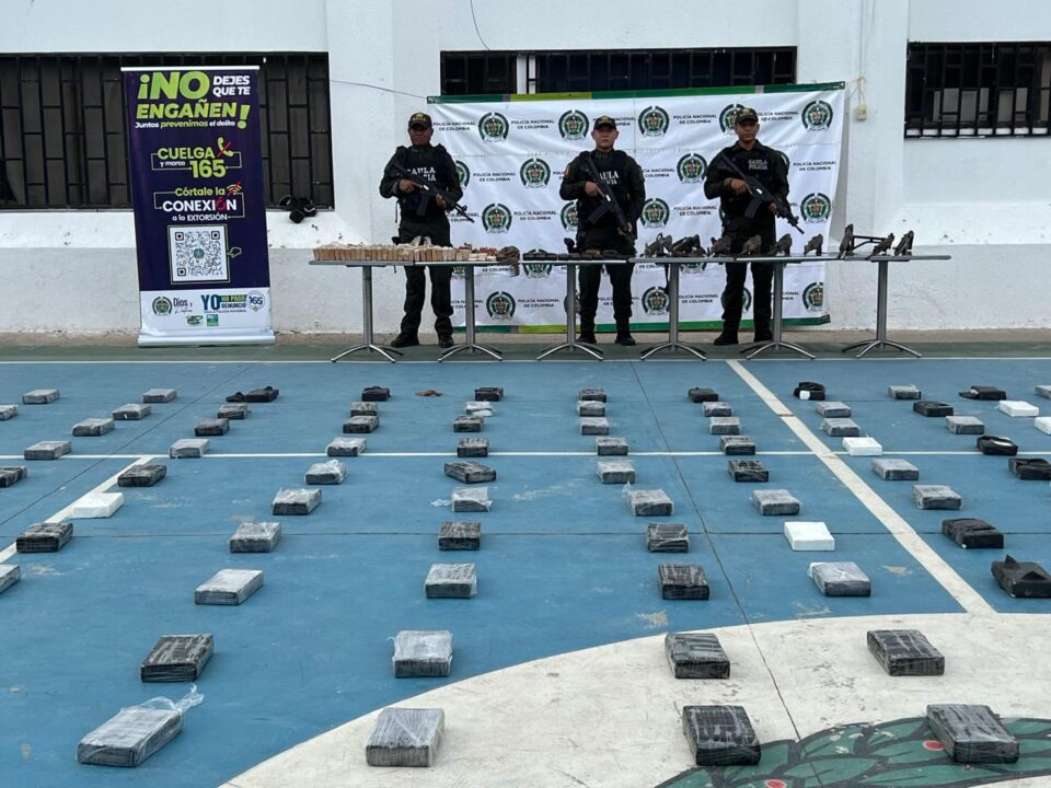 2.000 millones de pesos entre armamento y cocaína fueron encontrados en caletas en la Guajira 