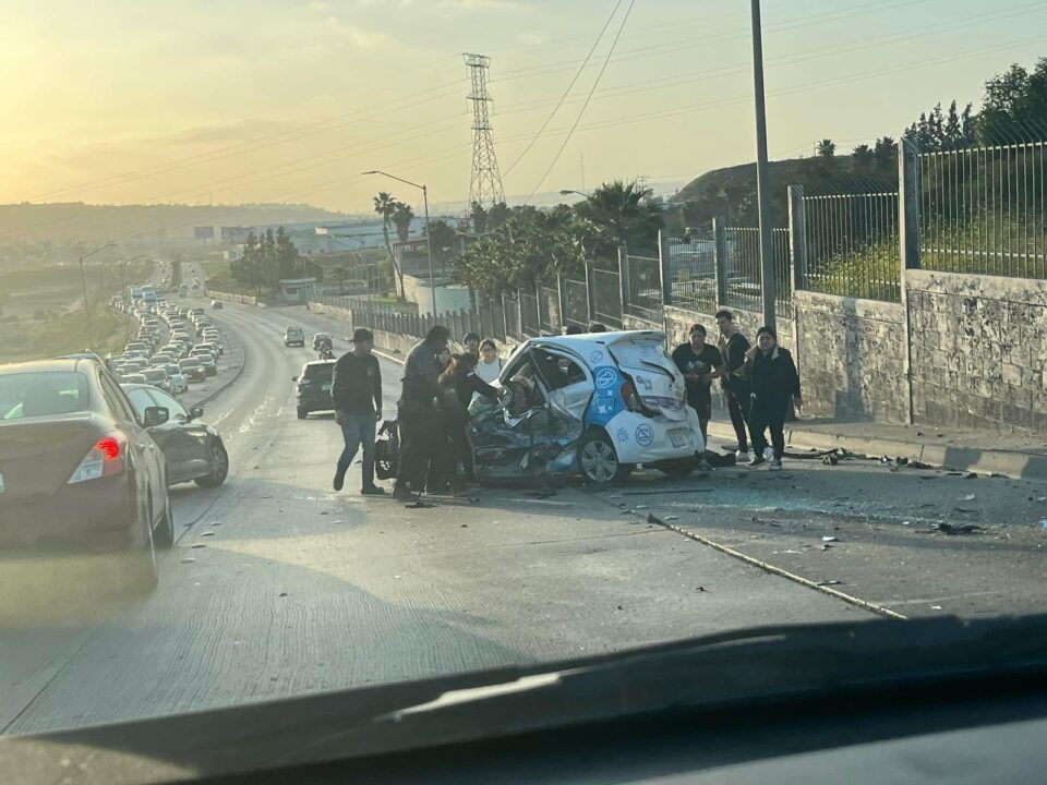 Pierde la vida una persona tras accidente automovilístico en la vía rápida de Tijuana
